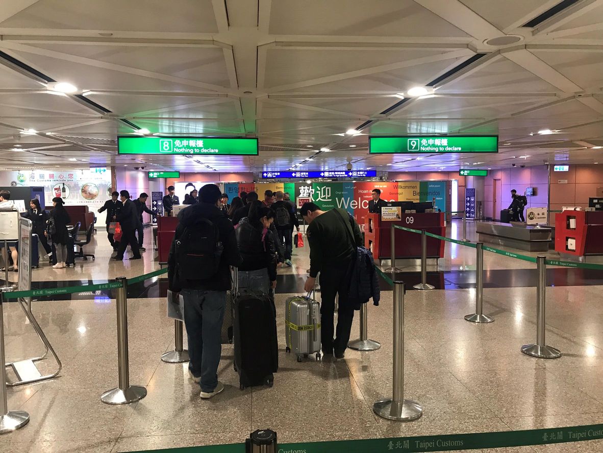 海關於紅綠線檯攔查入境旅客行李
