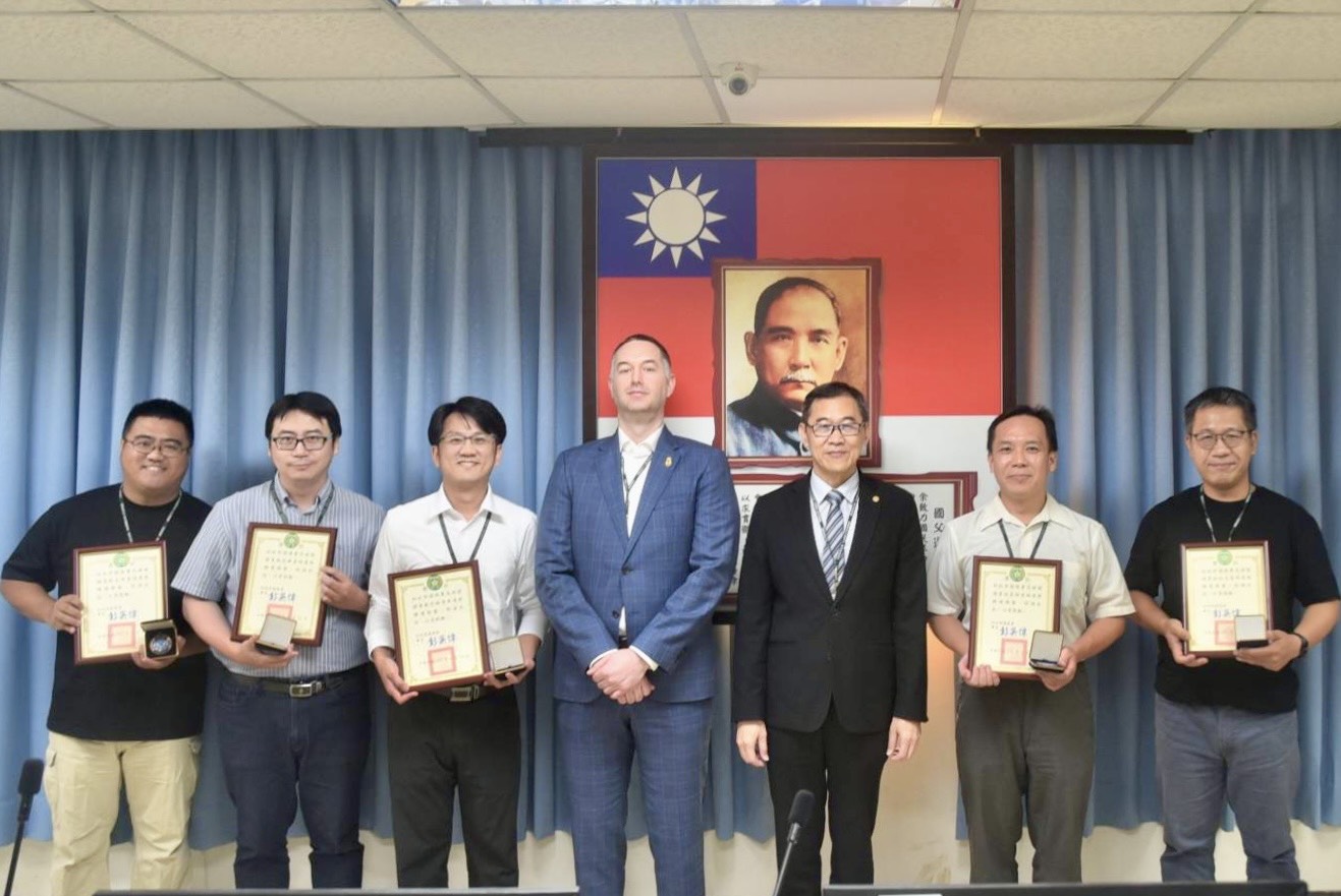 高雄關查緝輸美違規轉運成效亮眼，關務署表揚績優關員2