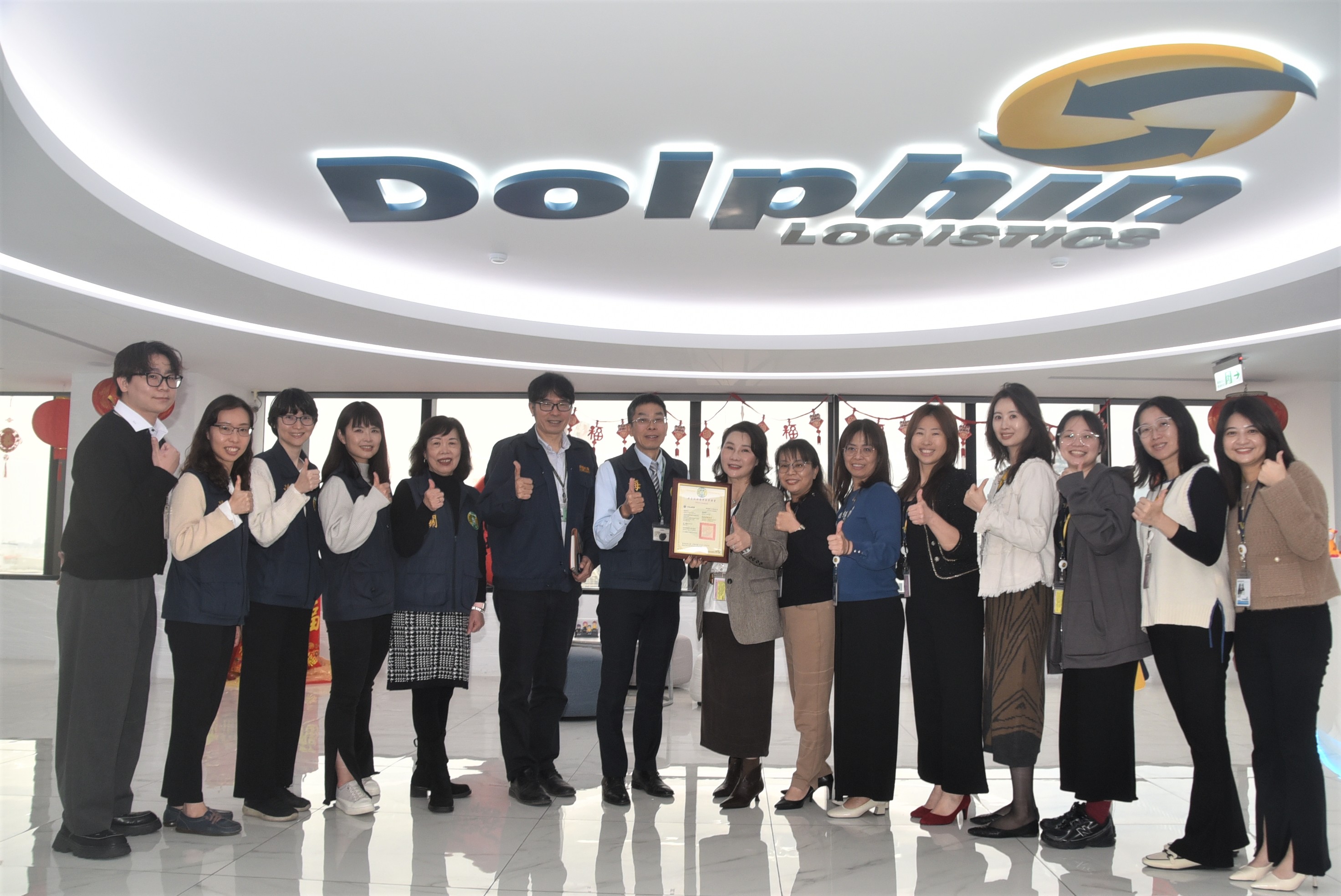 高雄關與萬泰物流高雄分公司合影