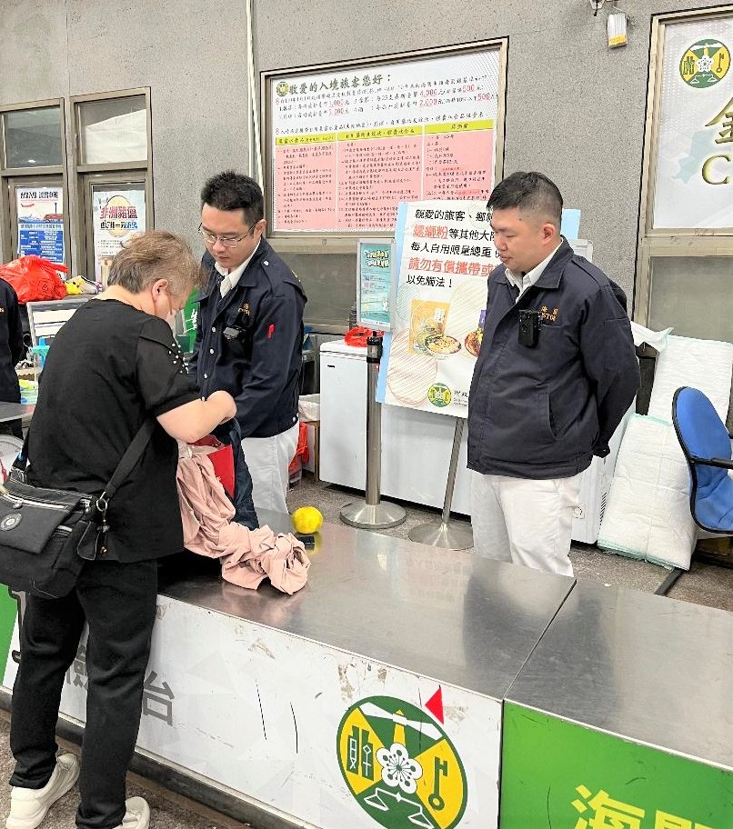 入境海關檢查台2