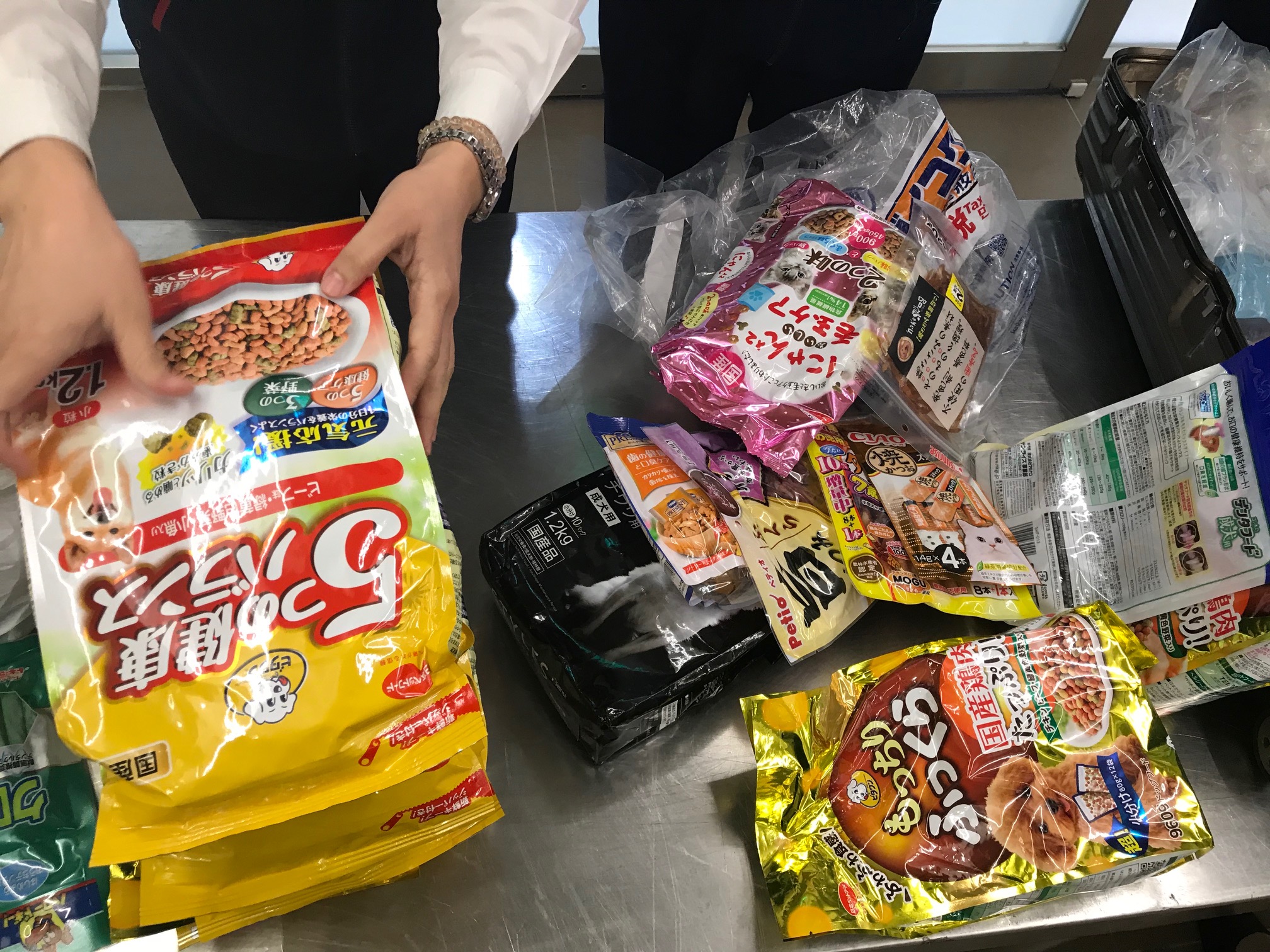 基隆關查獲旅客攜帶犬貓食品闖關入境